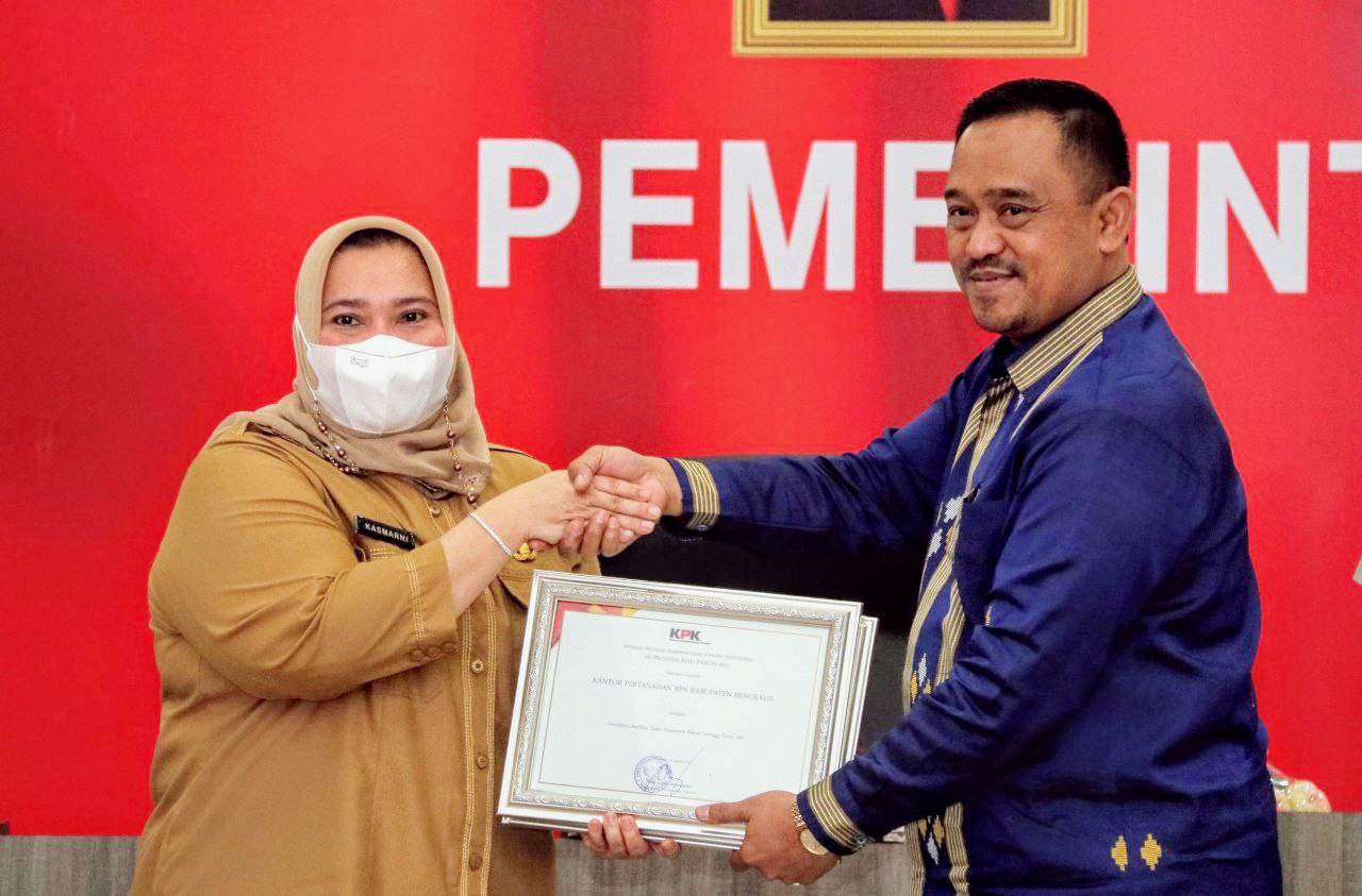 Bupati Kasmarni Terima 2 Penghargaan