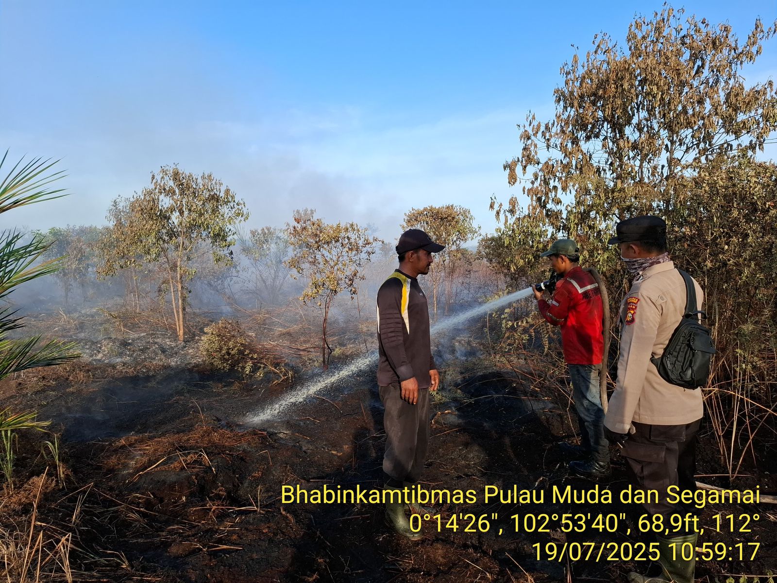 Tim Karhutla Berjibaku Padamkan  Api yang Terus Membesar