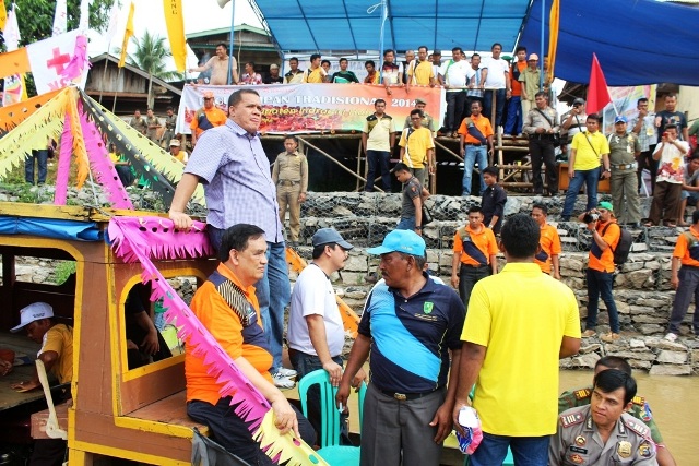 Bupati Yopi Buka Pacu Sampan di Pematang Jaya