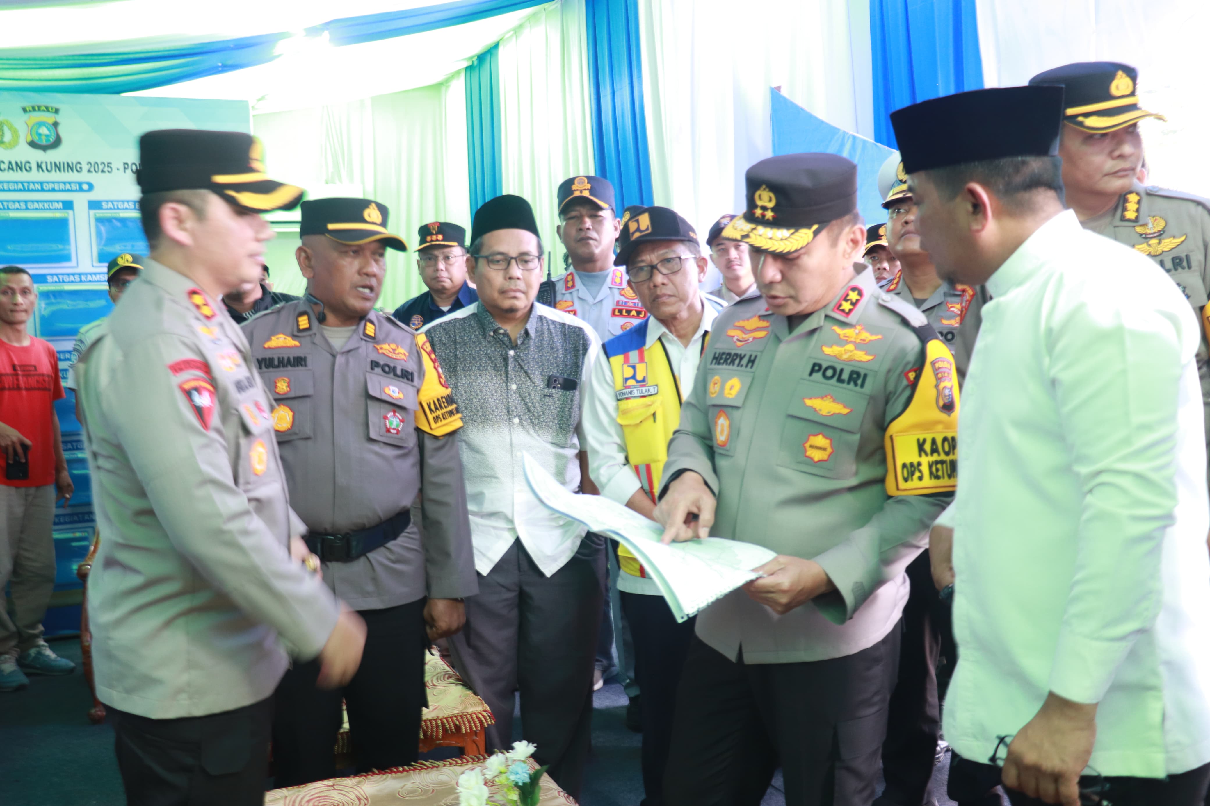 Kapolda Riau Tinjau Pos PAM Lebaran 2025 di Pelalawan, Pastikan Kelancaran dan Keamanan Arus Mudik