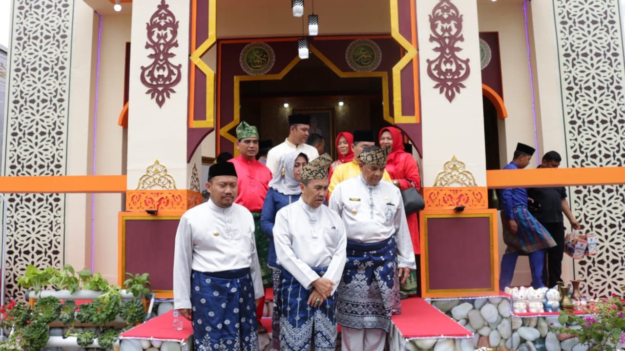 Kerajinan Gerabah Rokan Hulu Membuat Perhatian Gubernur 