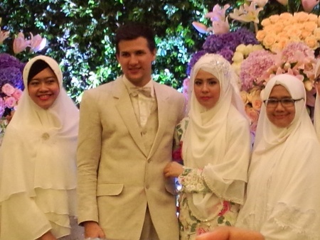 Stuart Collin dan Risty Tagor Resmi Jadi Suami Istri