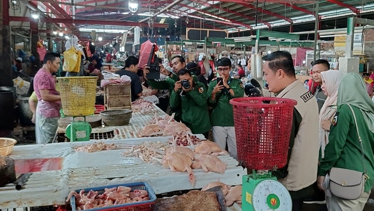 Dinas Ketahanan Pangan Pantau Harga Pangan di Pasar Pagi Arengka, Brikut Penjelasan Kadis DKP H. Maisisco