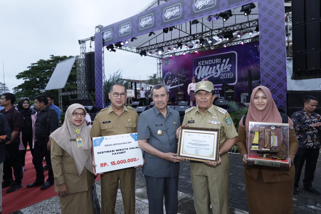 Bupati Rokan Hulu H. Sukiman Terima Penghargaan dari Gubri