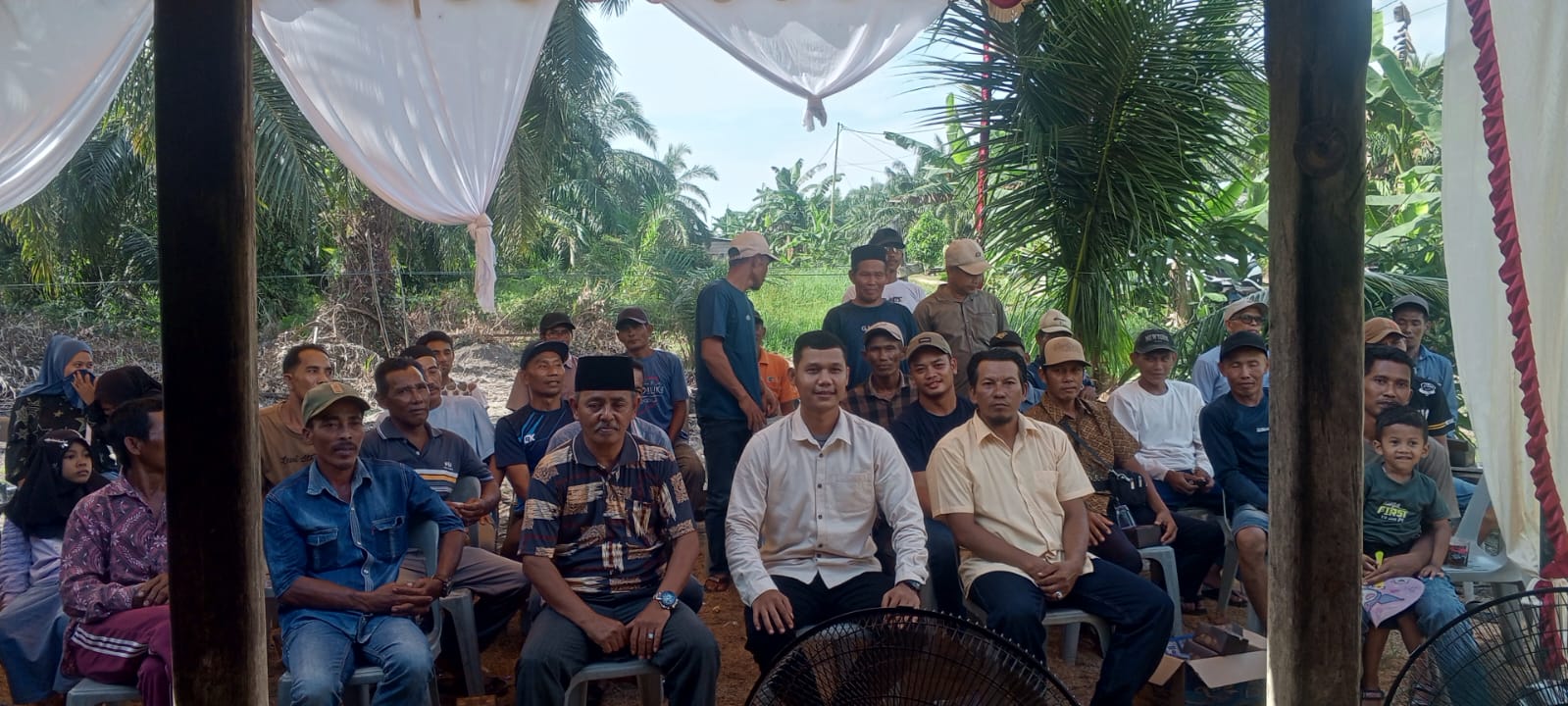 Reses di Sungai Nyamuk, Rahmad Iman Cahyadi Janji Perbaiki Infrastruktur Jalan Poniman