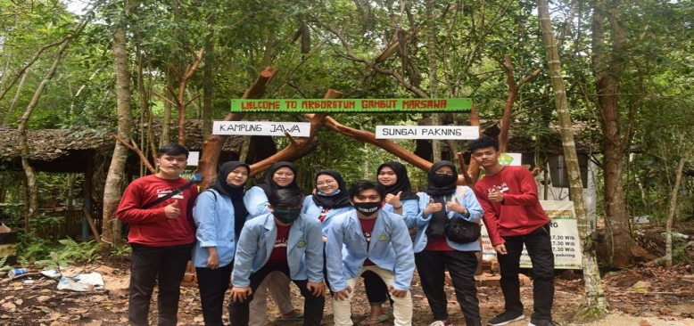 Tim Pengabdian Kukerta Unri Membuat Gapura di Objek Wisata Arboretum Gambut di Sungai Pakning