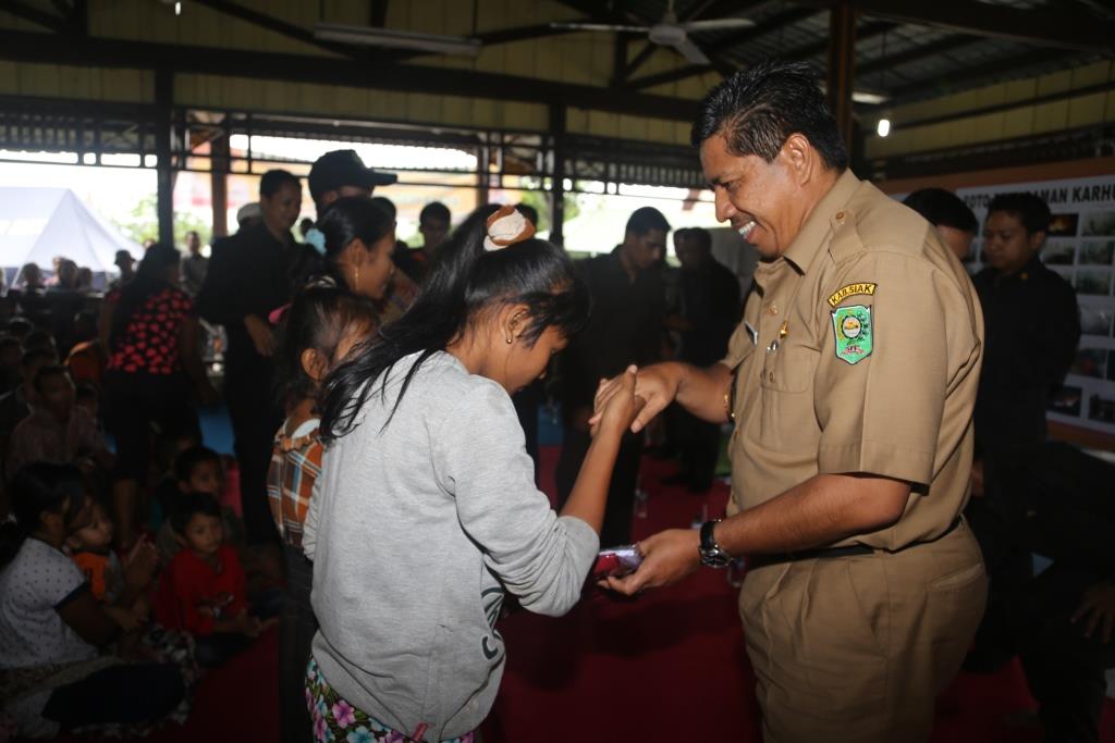 Wabup Siak  Serahkan Bantuan Pengungsi Korban Kabut