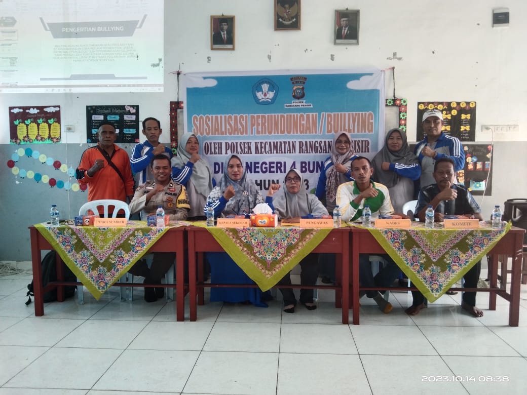 Bhabinkamtibmas di Pulau Terluar ini Lakukan Sosialisasi Bullying kepada Siswa SD