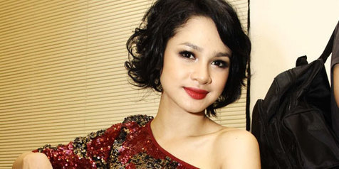 Andien Penyanyi Wanita Terbaik AMI 2015