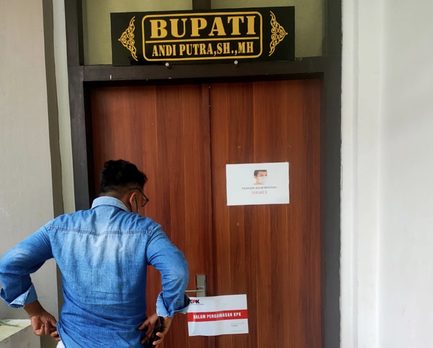 Usai di Periksa, Bupati Kuansing Langsung di Bawa ke Jakarta