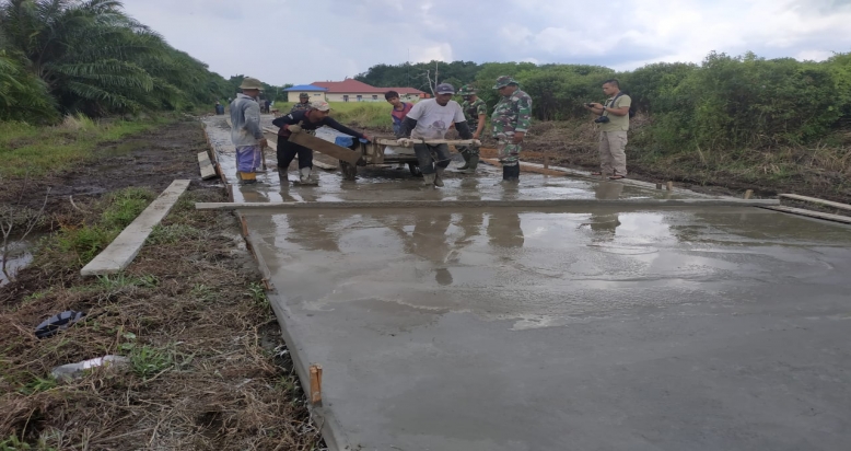 Bersama TMMD, Pembangunan Jalan Desa Tenggayun Terus Dikebut 