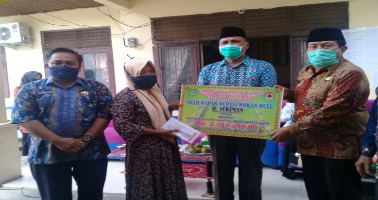 Bupati Rohul serahkan bantuan korban Puting beliung di desa BPB Rp.33 juta