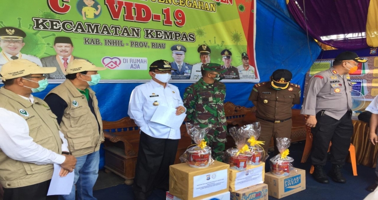  Bupati Inhil Serahkan Bantuan Bagi Petugas Posko Perbatasan di Kempas