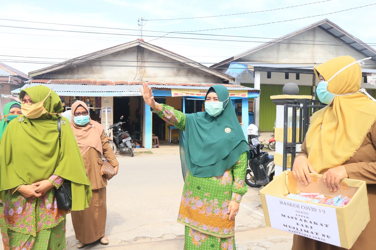 Muslimat NU Inhil Serahkan Masker kepada 3 Puskesmas