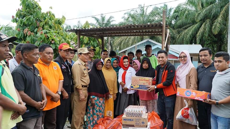 Bupati Rohul Salurkan Bantuan Untuk Korban Banjir di Desa Kasang Mungkal