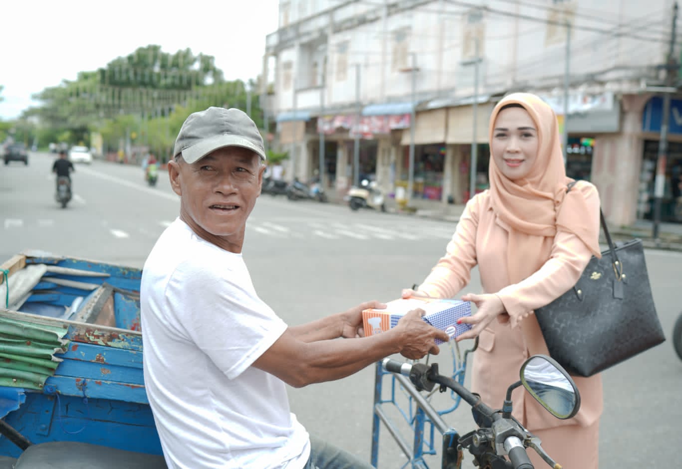 Darma Wanita Persatuan Diskominfotiks Rohil Gelar Baksos Dengan Membagikan Sembako dan Makanan