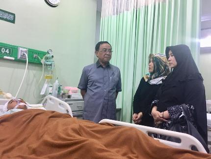 Bupati  Inhil, HM Wardan Bersama Sang Istri, Hj Zulaikhah Wardan Besuk Bayu Alfasah Dirawat di RS Islam Ibnu Sina, Pekanbaru