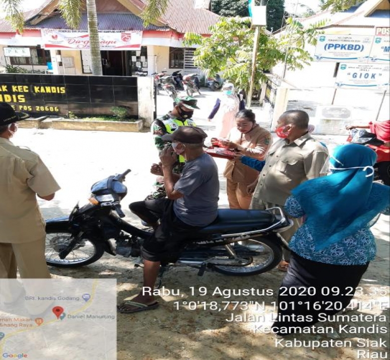Pemantauan Aktivitas Warga Menjalankan Adaptasi Kebiasaan Baru di Depan Kantor Desa Kampung Kandis