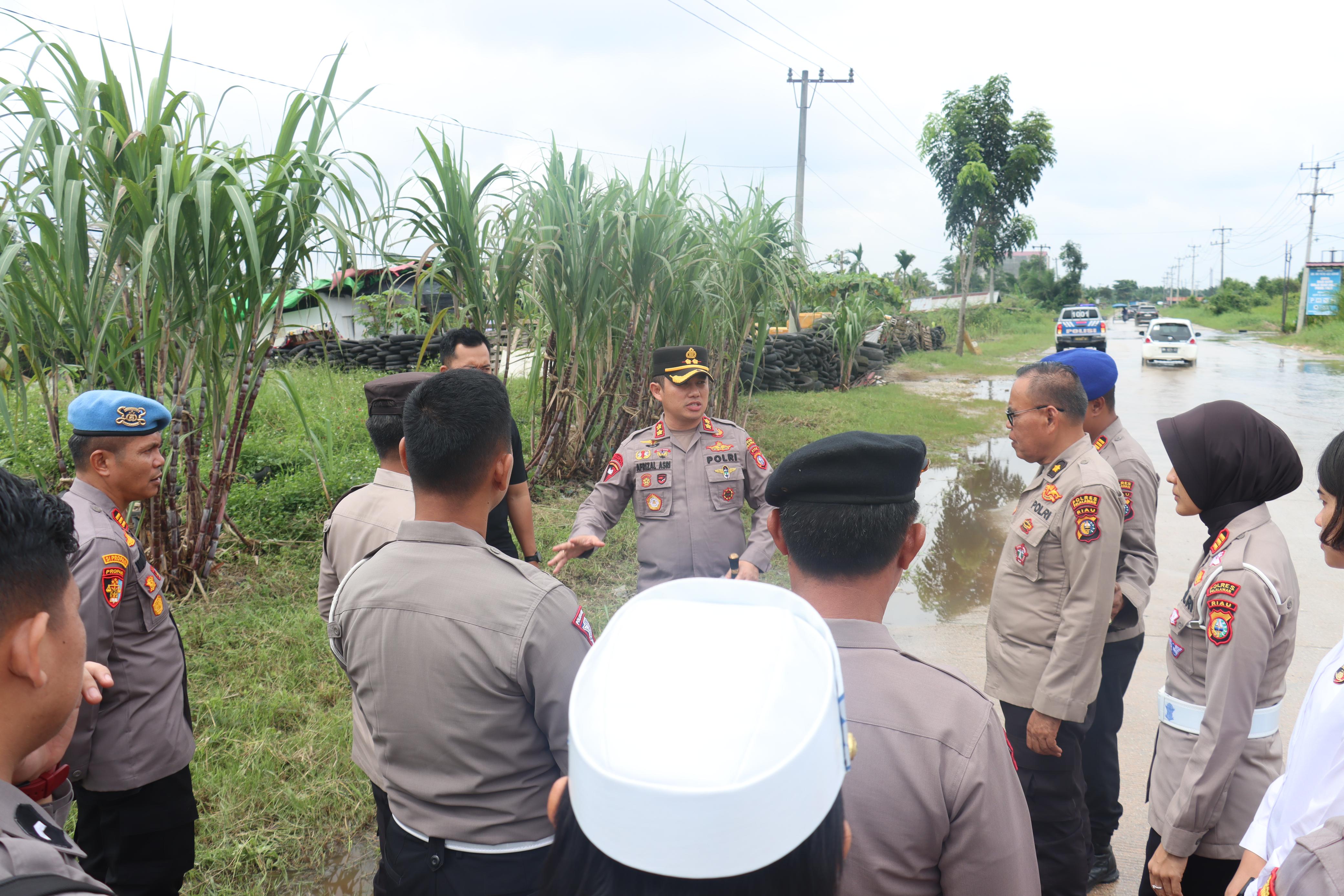 Lokasi Rawan Banjir Menjadi Atensi Kapolres Pelalawan AKBP Afrizal Asri SIK