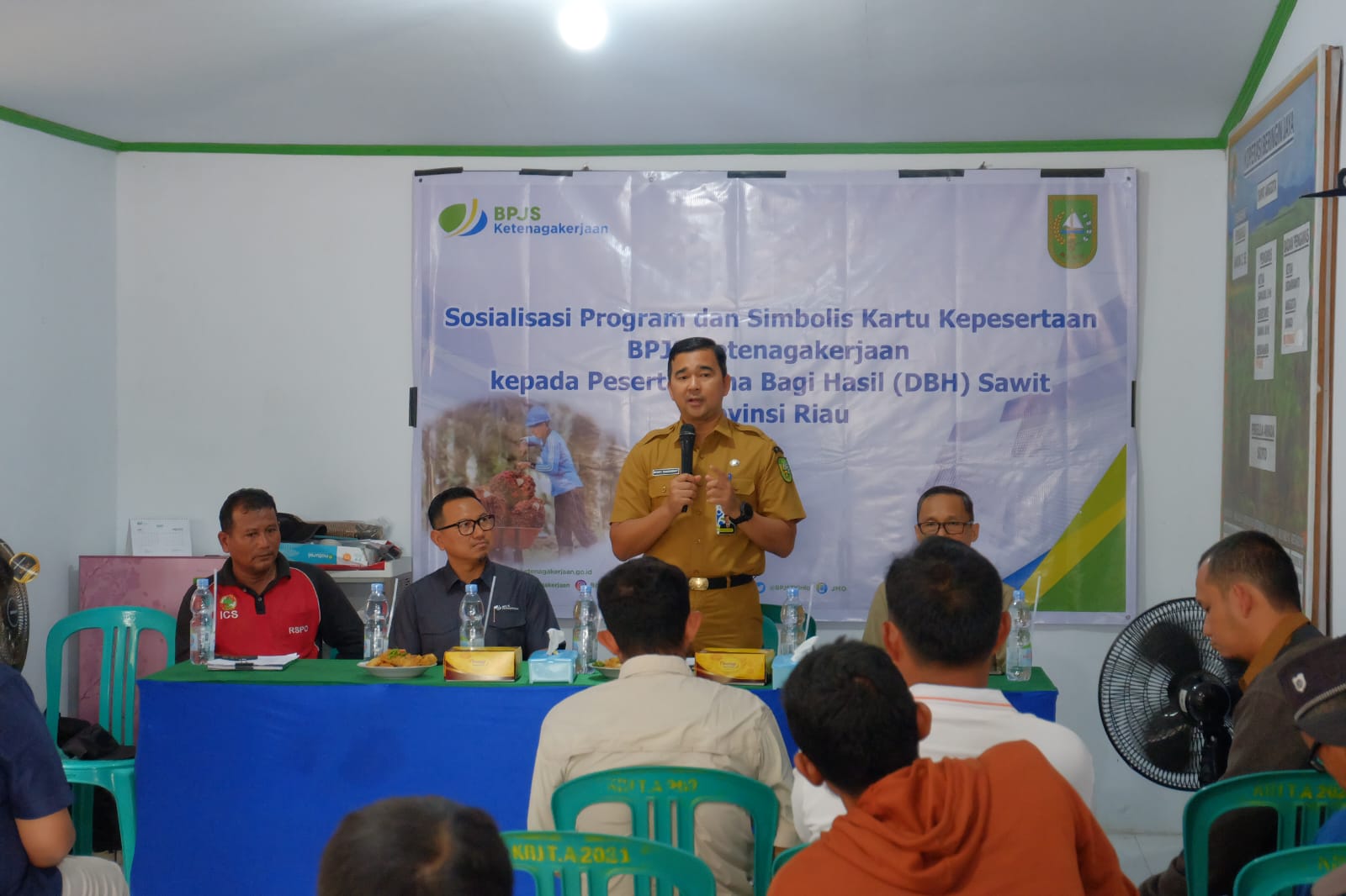 Disnakertrans Riau Sosialisasi  BPJS Bagi Pekerja Rentan dengan Pengurus Koperasi Beringin Jaya Siak