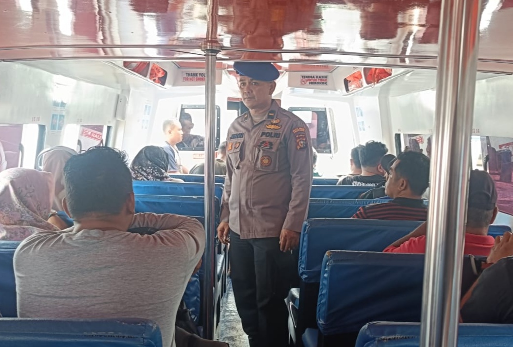 Satpolairud Polres Pelalawan Gelar Sosialisasi Kamtibmas di Kapal Penumpang, Jelang Pilkada 2024