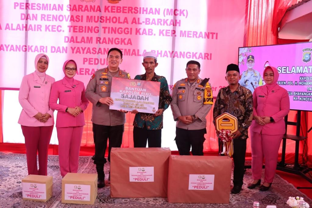 Kapolda Riau Resmikan Pembangunan MCK dan Renovasi Musholla Al Barkah Desa Alahair