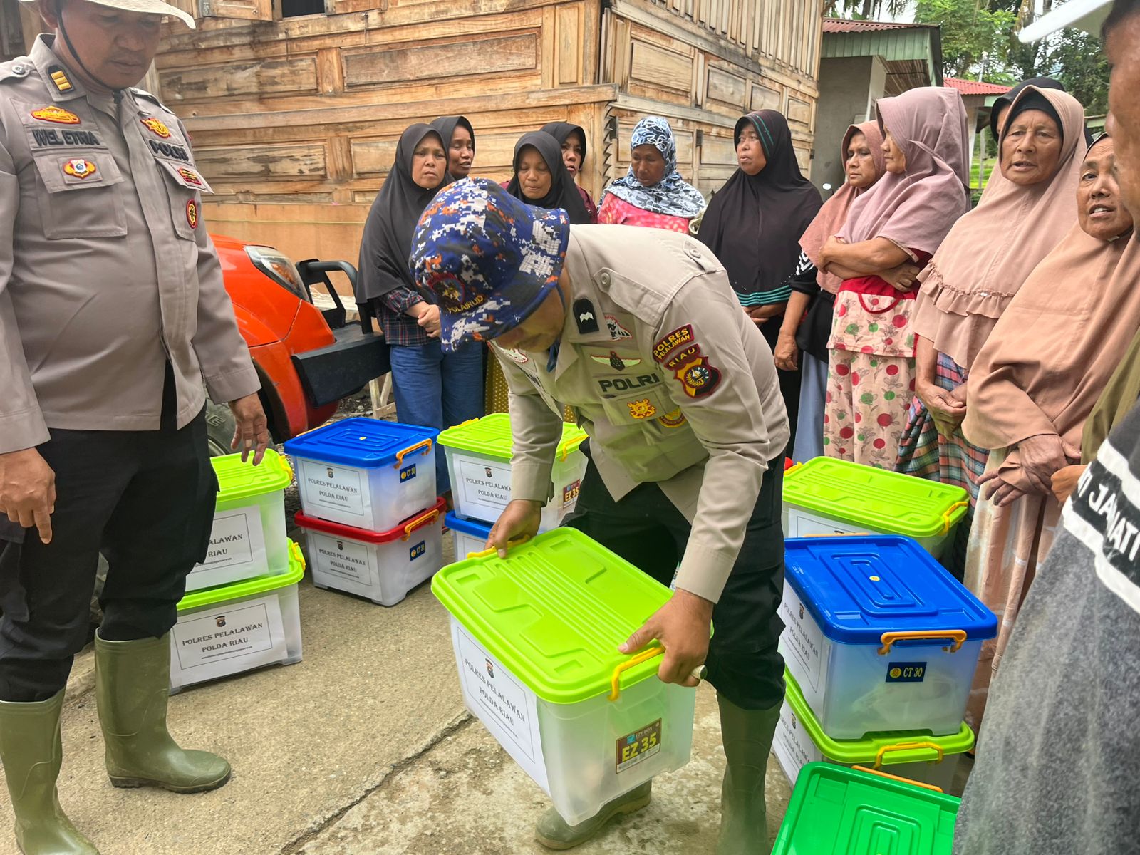 Polres Pelalawan Salurkan Bantuan untuk Korban Bencana di Solok