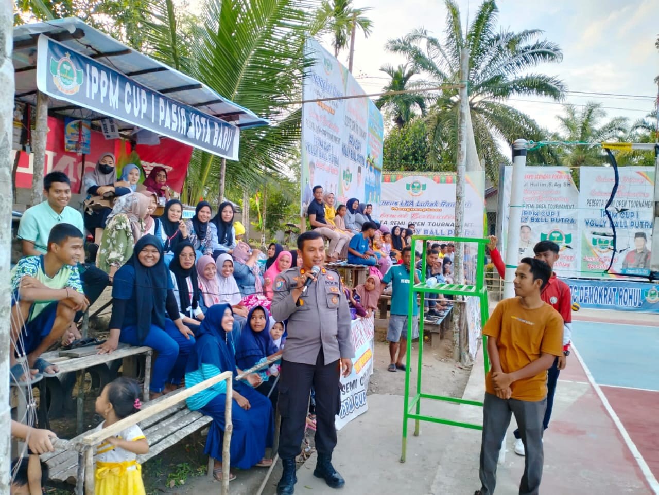Kasat Binmas Polres Rohul bantu Bola Volley pada  Open Turnamen Volly ball Dusun Pasir Koto Baru