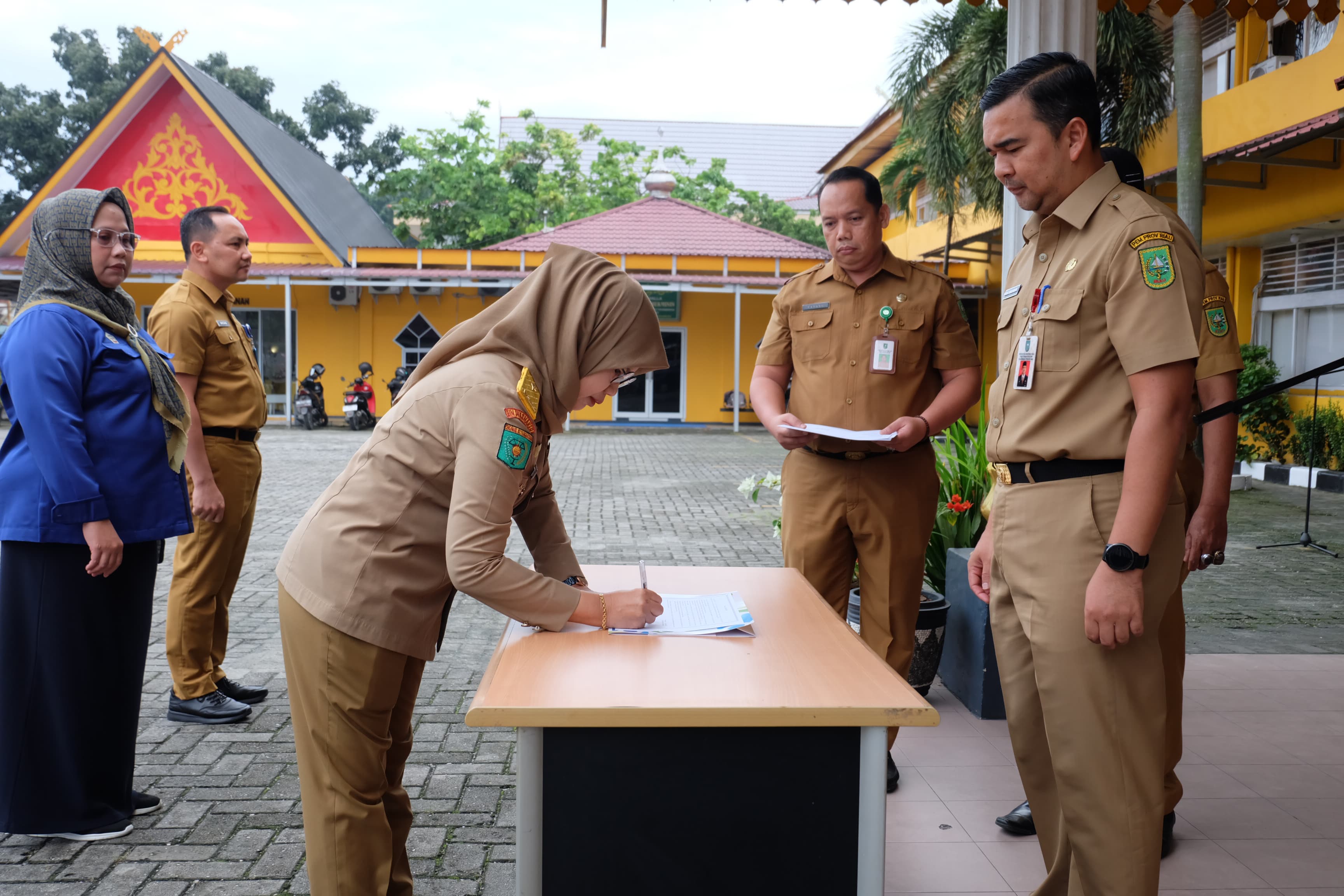 Seluruh ASN Disnakertrans Riau Teken Pakta Integritas