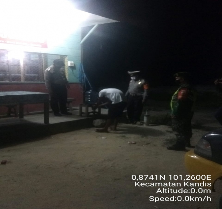 Babinsa Sosialisasi Patroli Malam   di RM Uwan Kelurahan Telaga Samsam Kandis
