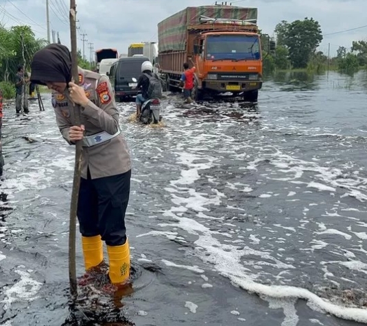 Kasat Lantas Polres Pelalawan Pastikan Keamanan dan Kelancaran Lalu Lintas di Lokasi Banjir