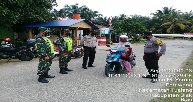 Patroli Pendiplinan Warga di Pasar Tuah Serumpun Km 04 Babinsa Kodim 0303/Bengkalis Koramil 10/Perawang