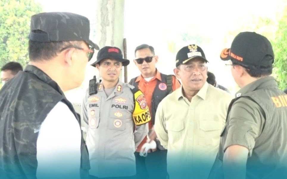 Bupati Rohul   Dampingi Kepala.BNPB Tinjau Karhutla dyang Terjadi   Kabupaten Rokan Hulu