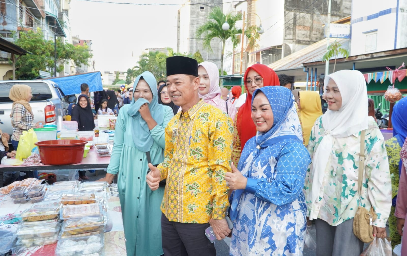 Jelang Berbuka Puasa, Tim Penggerak PKK Kabupaten Rohil Bagikan Ratusan Takjil Kepada Masyarakat Bagansiapiapi