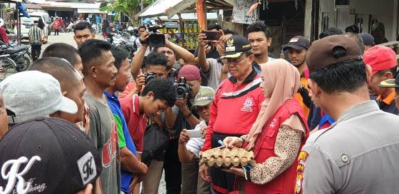 Usai Jalan Santai, Bupati Inhil Serahkan Bantuan Korban Kebakaran Jalan Kayu Jati, Tembilahan Hulu