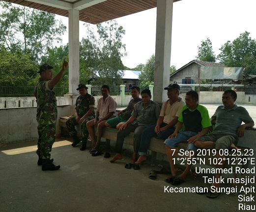 TNI Adakan Komsos dan Sosialisasi Cegah Karlahut di  Kampung Teluk Mesjid dan Kampung Perincit 