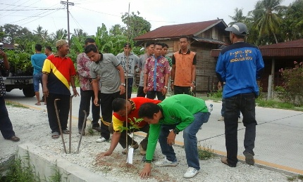 Meriahkan Hari Kartini, Karang Taruna Desa Kuala Alam Lakukan Penghijauan