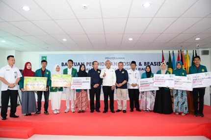 Gubernur Riau Arsyadjuliandi Rachman serahkan Beasiswa Untuk UMRI