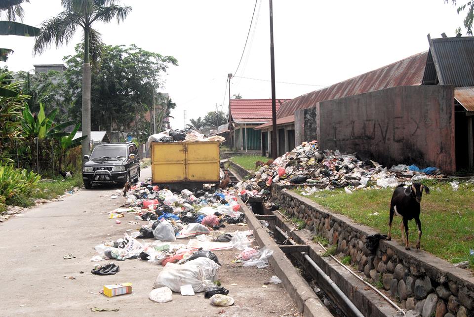 Sampah Menumpuk Diberbagai Sudut Kota Airmolek