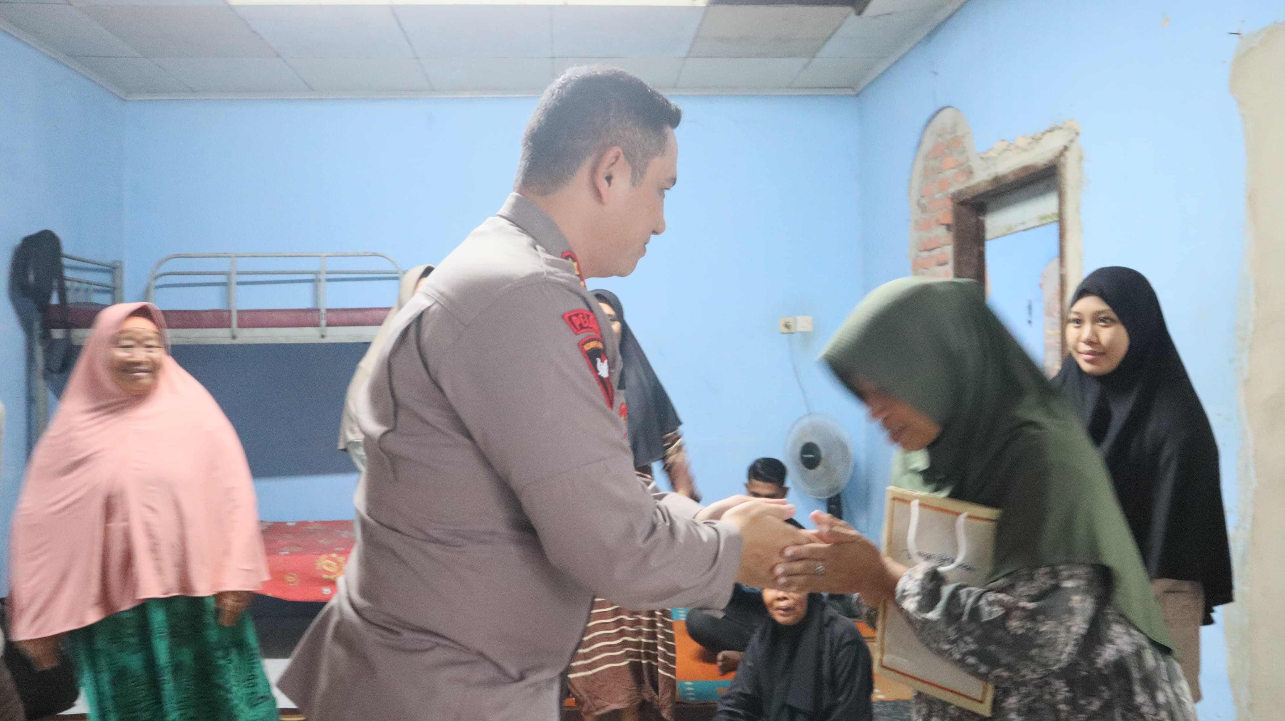 Kapolres Pelalawan Sambangi Rumah Duka Korban Banjir di Jalan Lintas Timur