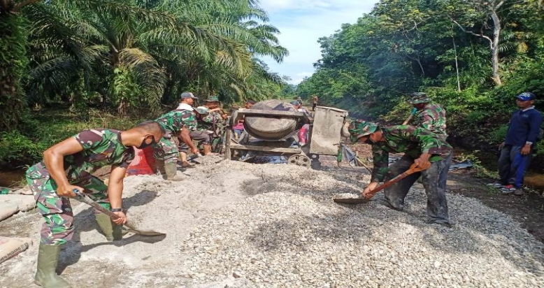 Progres TMMD ke-108 Desa Api Api Pengecoran Dasar Jalan Lansung di Pantau Danramil 07 Bukit batu