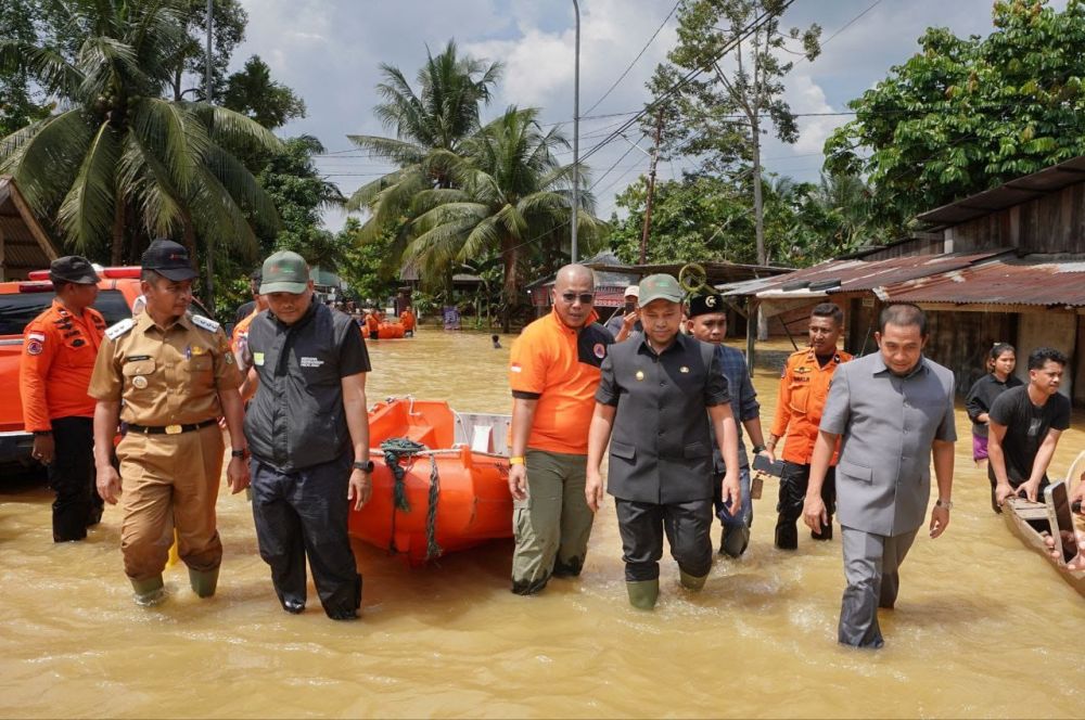 Gerak Cepat, Gubernur Riau  Abdul Wahid Tinjau Banjir  di Kampar dan Salurkan Bantuan