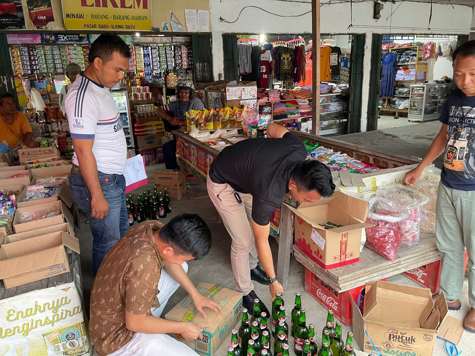 Polsek Ujung Batu  sita 288 botol Miras  di warung remang-remang