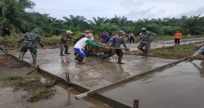 Wujud Bakti TNI Mendongkrak Pemerataan Pembangunan Sampai Ke Desa TMMD Ke-108