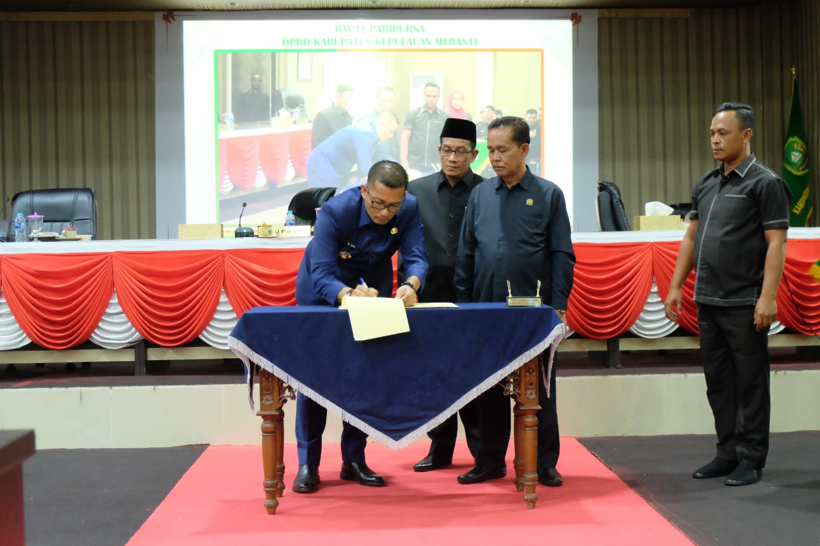 Teken MoU Bersama Eksekutif  DPRD Meranti Lakukan Sidang Paripurna Pengesahan APBD-P