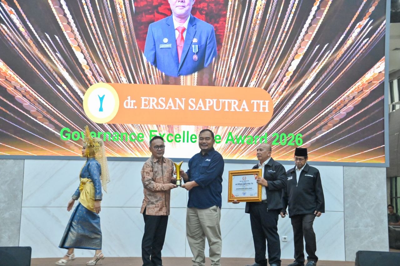 Sekda Ersan Terima Penghargaan Government Excellent Award