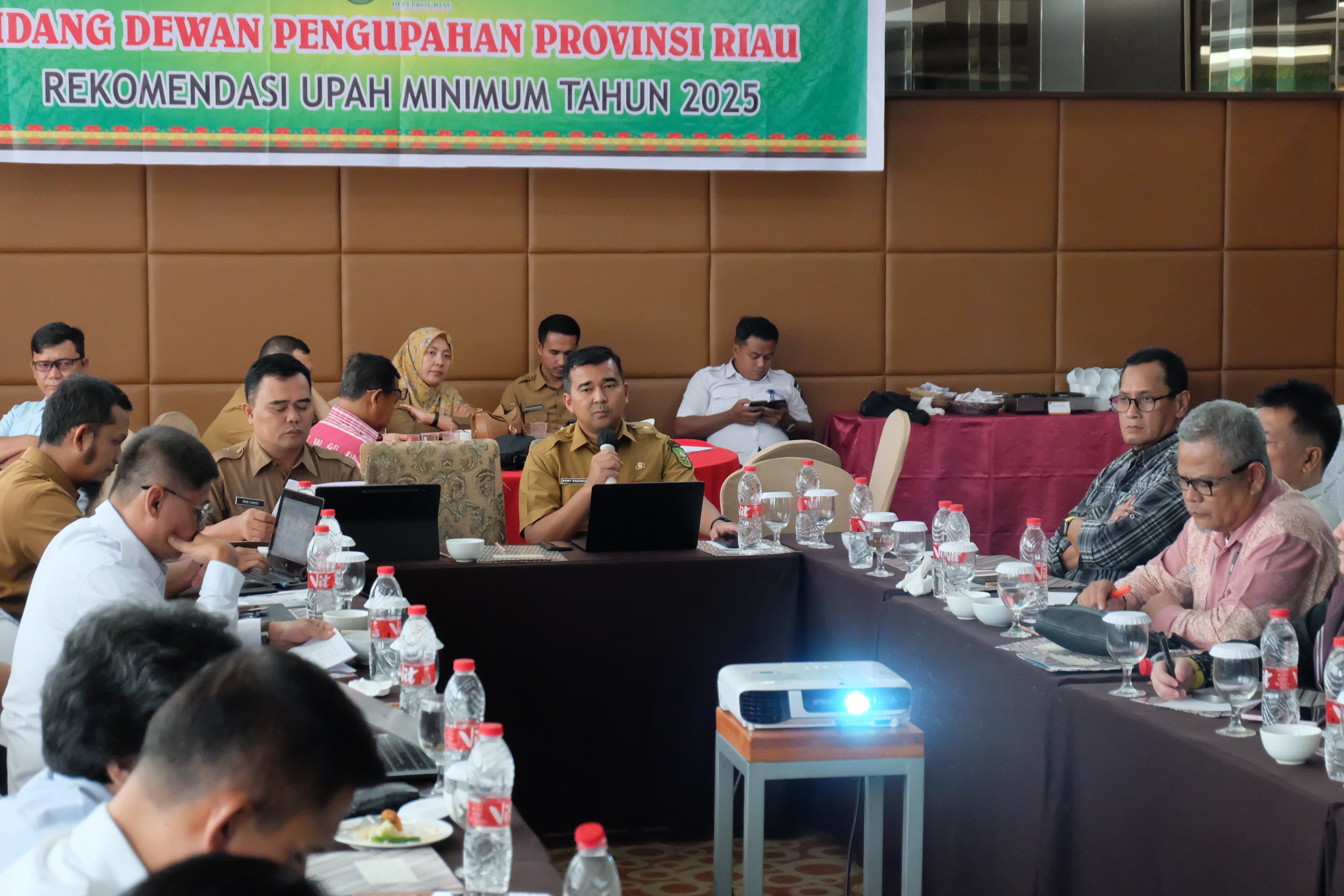 Kepala Disnakertrans Riau Pimpin Sidang Rekomendasi UMSP