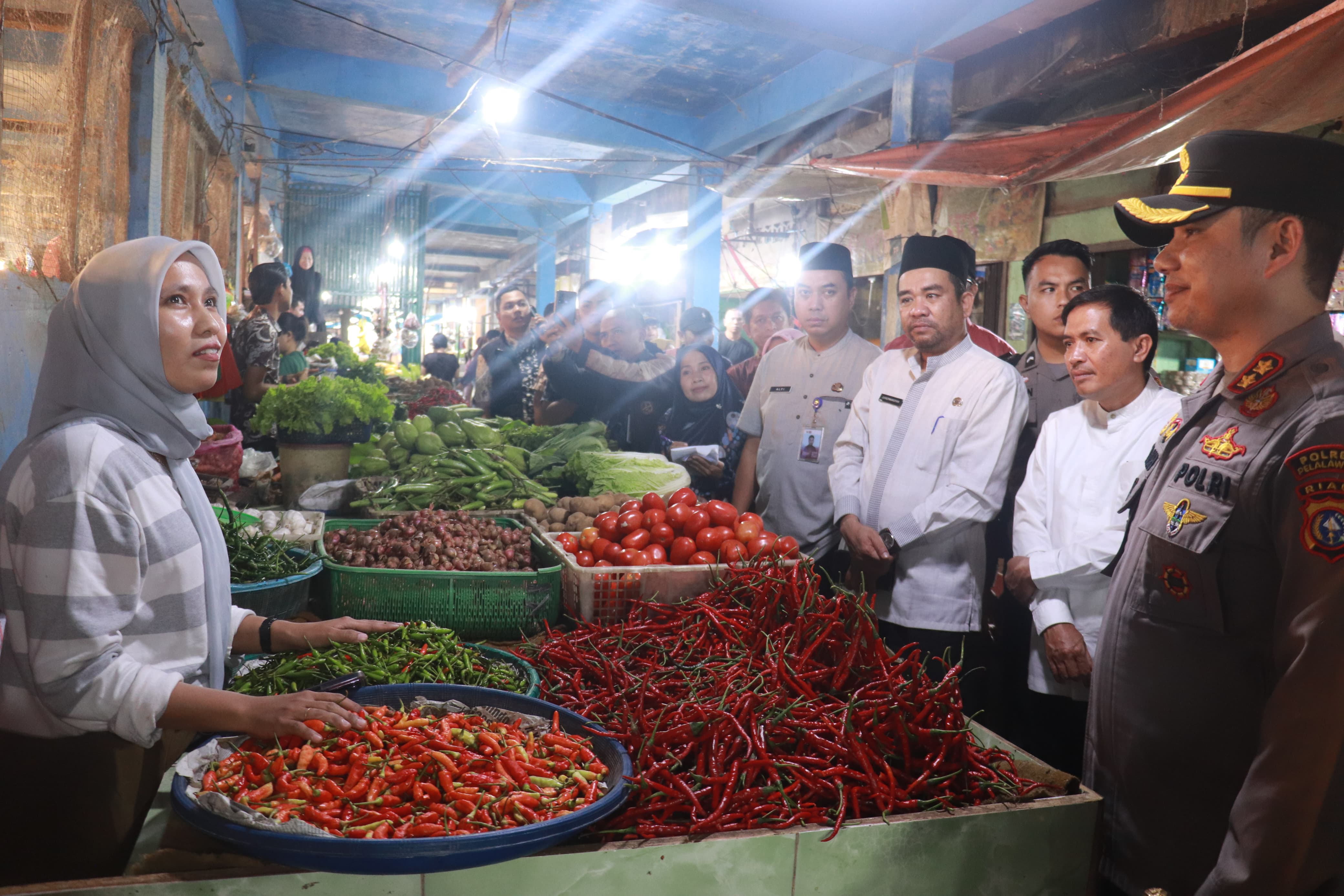 Kapolres Pelalawan Pantau Stok dan Harga Sembako di Pasar Tradisional