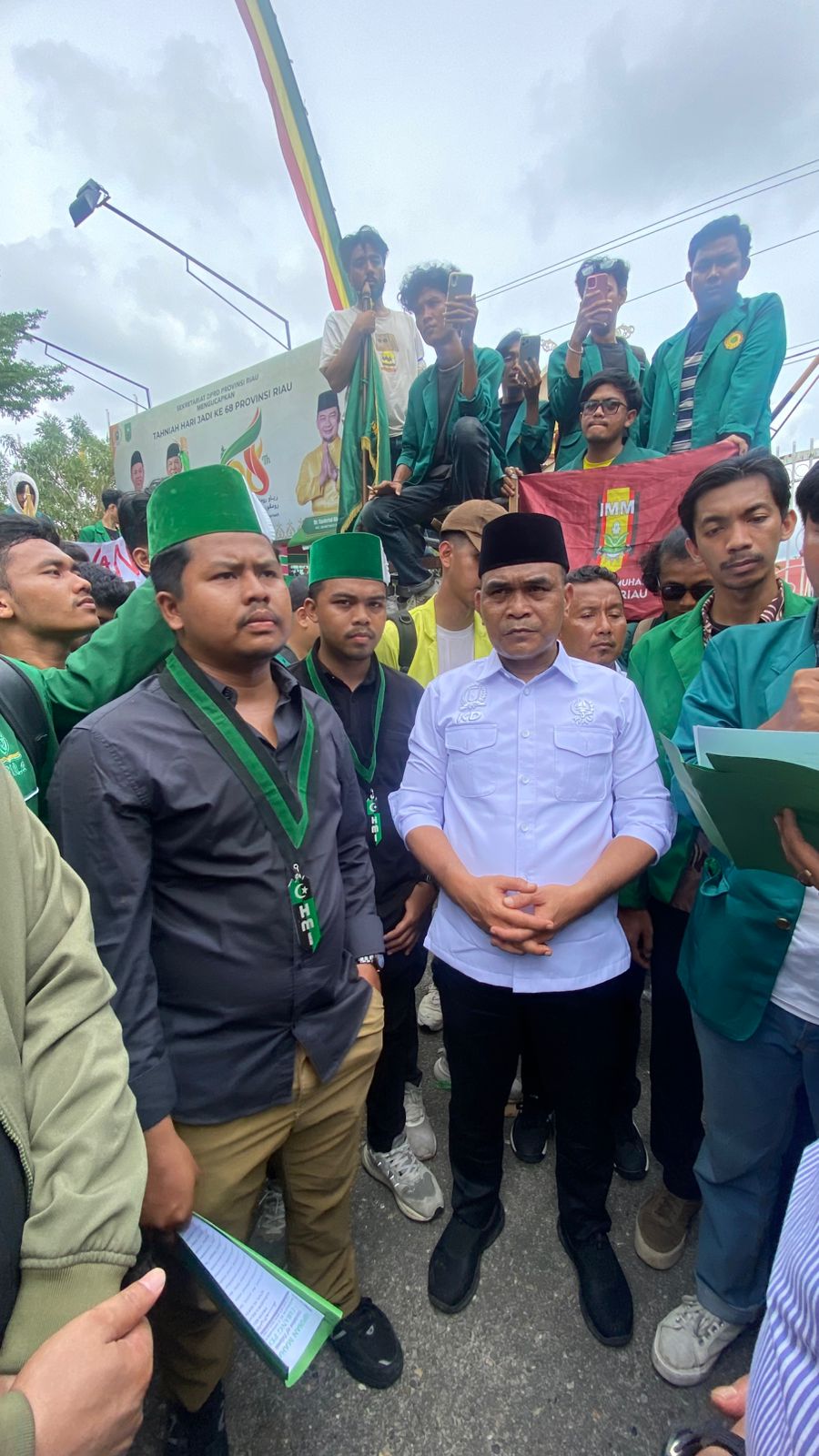 Ratusan Mahasiswa Kepung DPRD Riau, Suarakan Lima Tuntutan Nasional