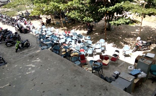 Fakultas Dakwah dan Komunikasi UIN Suska Riau Bersihkan Barang tak Berguna